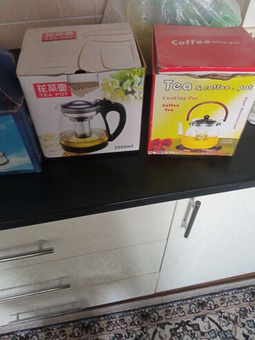 фарфоровые чайники: Два чайника новые и чайный сервиз всё вместе 1000 сом