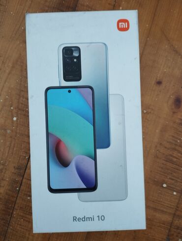 Redmi 10 smartfonu qutusu və içindəki sənədlərlə birlikdə təqdim