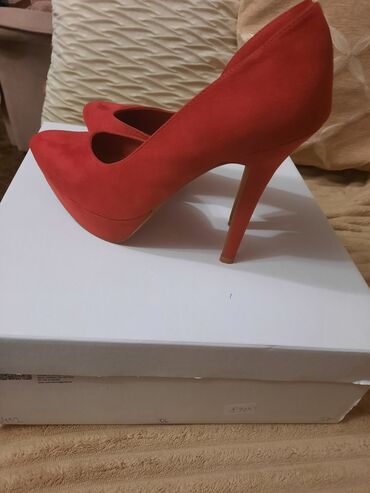 Salonke: Salonke, Bershka, 37 — 2