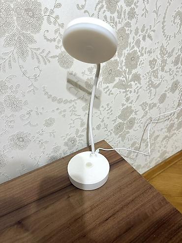 LED masa lampası – çevik “gooseneck” boyunlu, dairəvi işıq başlığı və