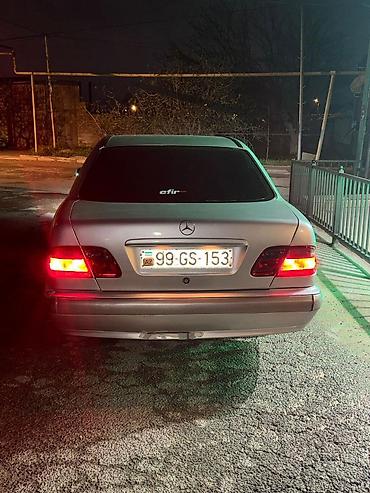 Mercedes-Benz: Mercedes-Benz E-Class (W210) sedan - Kuzov: 4 qapılı sedan, gümüşü — 5
