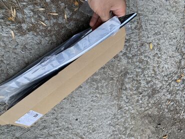 Emblemlər və nişanlar: Mercedes-Benz E-Class avtomobili üçün nəzərdə tutulmuş ön bamper trim