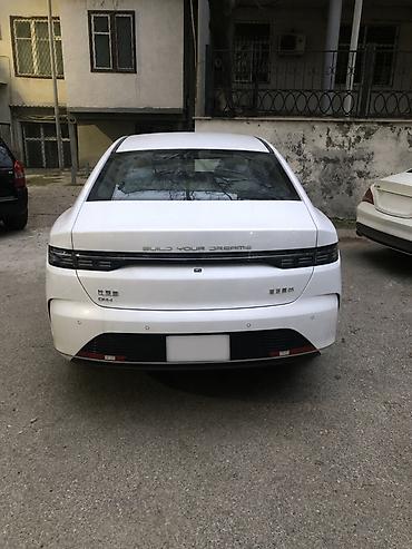 byd diskleri: BYD Qin Plus DM-i sedan – ağ kuzovlu, hibrid (plug-in) model. Əsas — 2