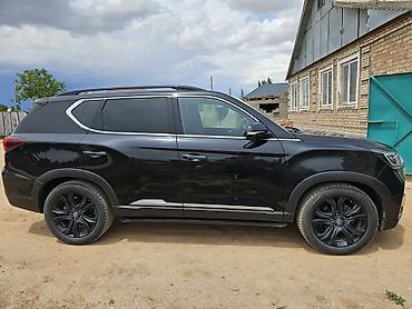 rex: SsangYong Rexton, черный SUV - Кузов: 5‑дверный внедорожник — 7