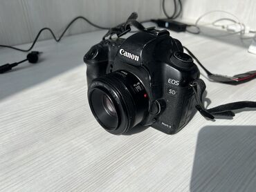 компактный фотоаппарат: Продаю фотоаппарат Canon 5D Mark 2 С объективом 50mm Флешка на 64гб