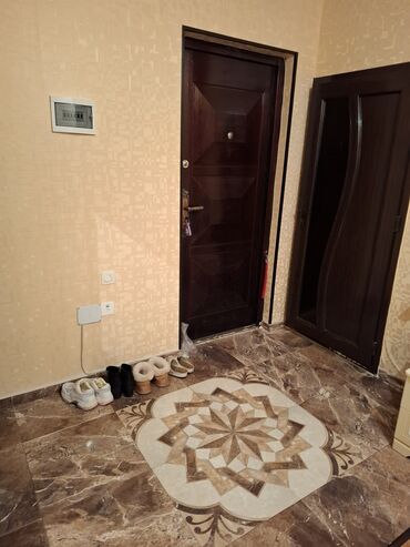 Unitazlar: Ağ və qara rənglərdə keramik plitələrlə döşənmiş müasir hamam. Hamam — 13