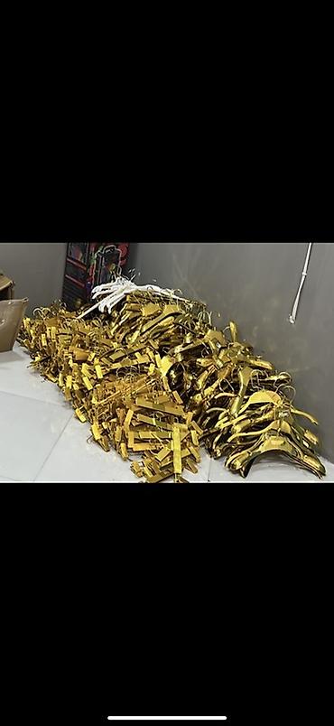 Qızılı rəngli geyim asqıları dəsti - Material: möhkəm plastik/metal — 1
