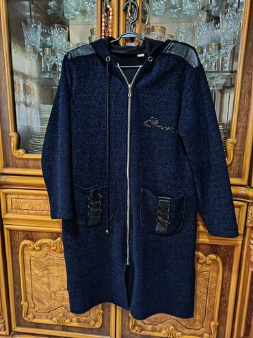 трикотажные юбки для девочек: Qadınlar üçün tünd göy rəngli kapüşonlu üst geyimi - Dizayn: Düz