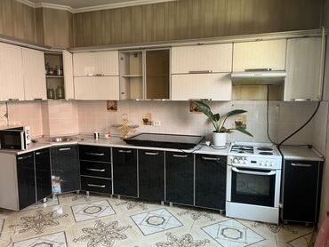 продаю уголок кухонный: Угловой кухонный гарнитур выполнен в двухцветном дизайне. Верхние