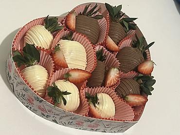 Съедобные букеты: Набор клубники в шоколаде в подарочной коробке. - Крупные свежие — 9