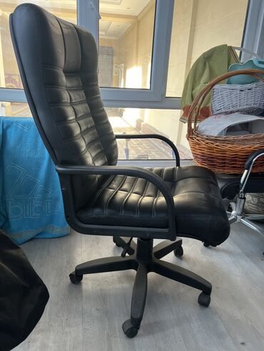 Кресла: Офисное кресло, идеальное состояние