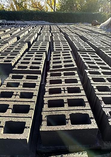 столы офис: Продаю пескоблок рываный любой цвет качественный 15/400 . Тумба, блоки — 9