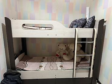 bunk bed: Двухъярусная детская кровать с бортиками и вертикальной лестницей — 2