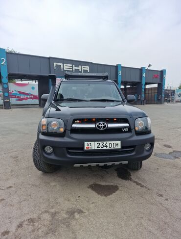 tayota land cruzer: Автомобиль Toyota Sequoia в черном цвете, оснащенный багажником на