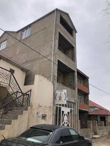 binede merkezde satilan bina evleri: Məmmədli qəsəbəsində yolun qiraginda 3 mərtəbəli bina tipli ev