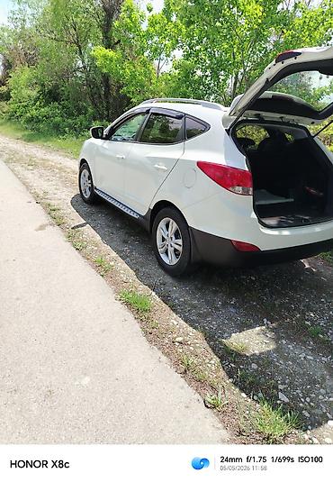 hyundai ıx35: Hyundai ix35, ağ rəngli, 5 yerlik kompakt SUV. Mühüm xüsusiyyətlər: - — 1