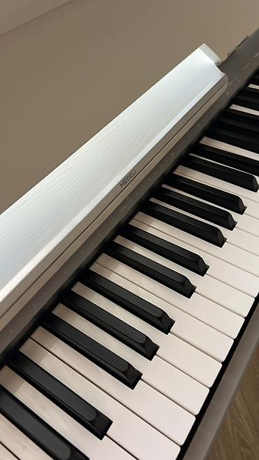 medeli: Medeli rəqəmsal piano – elegant ağ/gümüş korpus və qapaqlı konsol — 3
