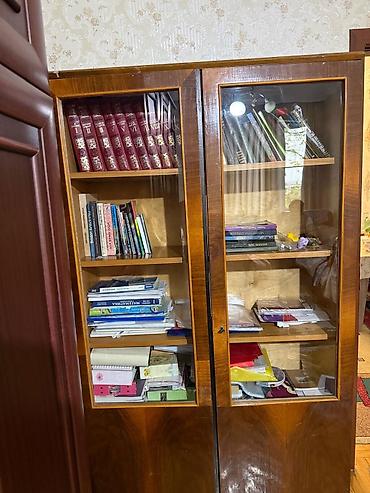dolab ofis: İki qapılı şüşə vitrinli kitab şkafı. Təmiz taxta materialdan . - — 1