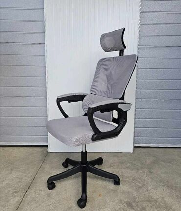 Stolice: Ergonomska kancelarijska stolica sa mrežastim naslonom i naslonom za — 9