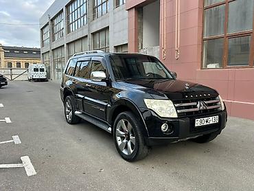 Mitsubishi: Mitsubishi Pajero (qara rəng, 5 qapı, iri SUV) Xüsusiyyətlər: - Tam — 6