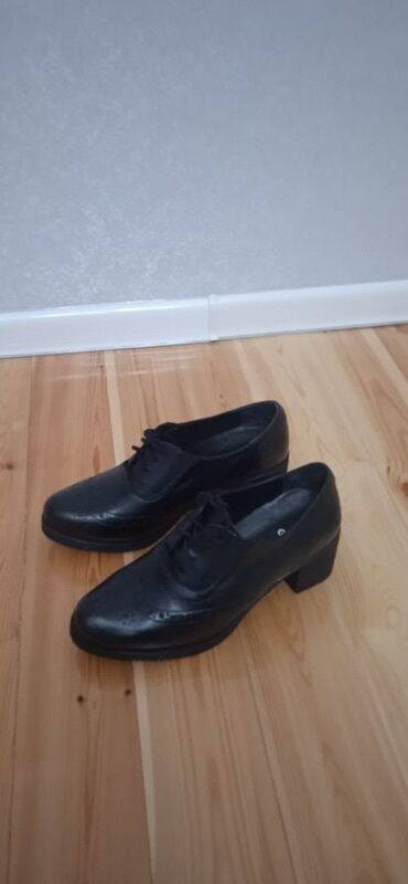 qizil halqa sirqalar: Təmiz deri . Derimodundu.Qeyinilmelib Qara rəngli qadın ayakkabısı -