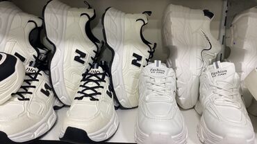 Ayaqqabılar: Məhsul: Kişi və qadın ayaqqabıları – gündəlik və stil kombinasiyası — 26