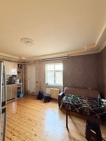 Həyət evləri və villaların satışı: Suraxanı 3 otaqlı, 3 kv. m, Orta təmir — 10