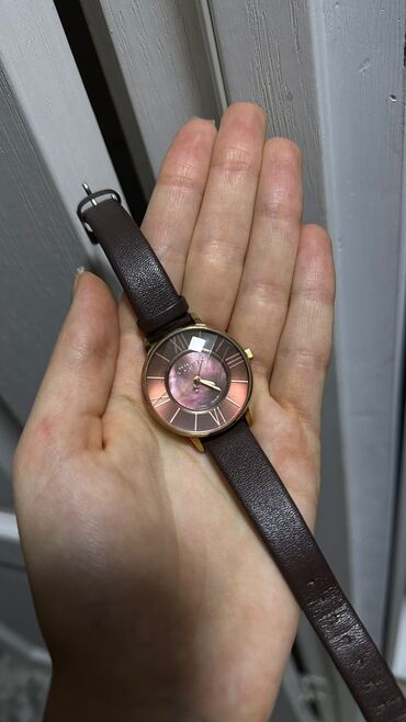 Наручные часы: Продаю женские часы ( не пользуюсь ). Дизайн очень красивый