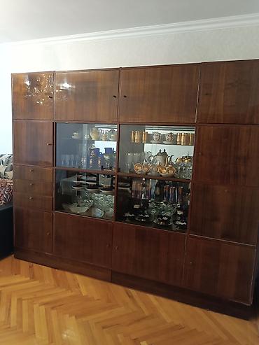 tank şekilleri: Klassik üslubda iri ölçülü divar dolabı-vitrin - Material: laklı — 2