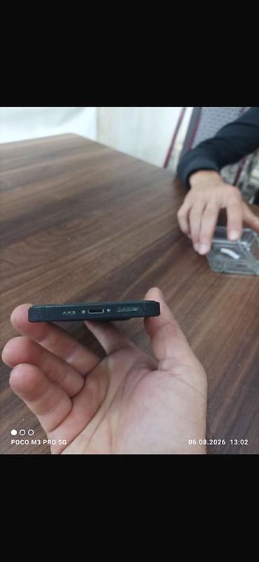poco f4 pro: Məhsul: Kompakt ölçülü smartfon (qara), iki arxa kamera və ön kamera — 2