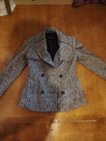 Üst geyimi: Bella Bicch’ qadın tweed pencək - Model: qısa, ikiqat düyməli