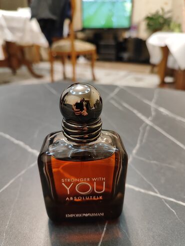 Bıçaqlar: Emporio Armani brendindən olan bu ətir qəhvəyi şüşədə təqdim olunur və