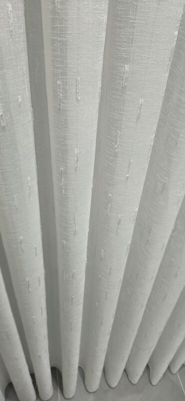 Parçalar: Ağ rəngli, nazik, şəffaf parçadır. Üzərində həndəsi naxışlar var — 11