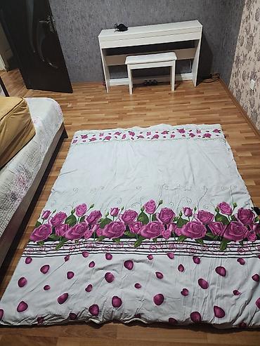 Yorğanlar, adyallar: Gül naxışlı yataq dəsti – yorğan - Ölçü: təxminən iki nəfərlik — 1