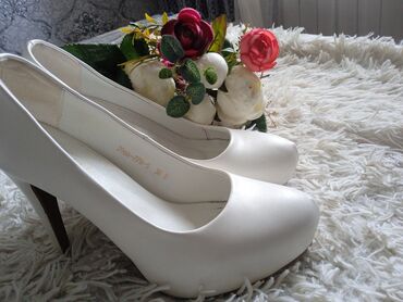 подросковая обувь: Туфли 38, цвет - Белый