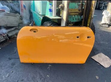 Bamperlər, buferlər: Narıncı rəngdə olan Mini Cooper avtomobil qapısı. Qapı dəstəyi və