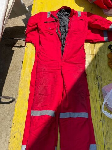 Botinkalar: Qara rəngdə uniseks təhlükəsizlik botları iş mühitində ayaqları — 15