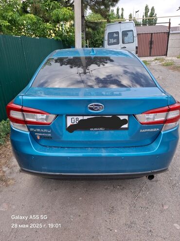 машина бугати: Subaru Impreza синего цвета. Автомобиль имеет люк. Салон отделан в