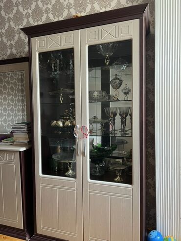 şüşəli şkaf: İşlənmiş, Açılan, 2 qapılı Düz dolab, Bufet
