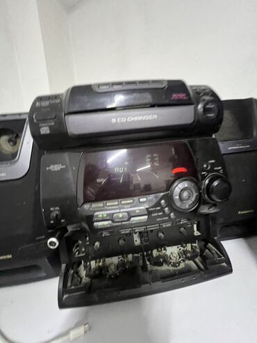 домашние колонки: Музыкальный центр Panasonic черного цвета, оснащенный многодисковым