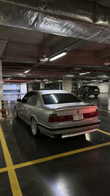 BMW: Автомобиль BMW E34 серебристого цвета. Классический седан с задним