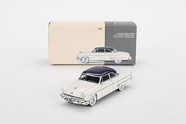 odece: 🚗 Lincoln Capri 1954 – Arctic White / Atlantic Blue – MiniGT 1:64 — 1