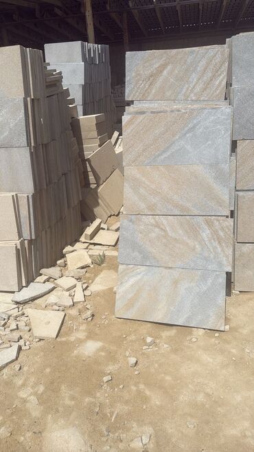 Kafel və metlax: Bej rəngli, düzbucaqlı formalı, təbii daş plitələr. İstənilən interyer — 28