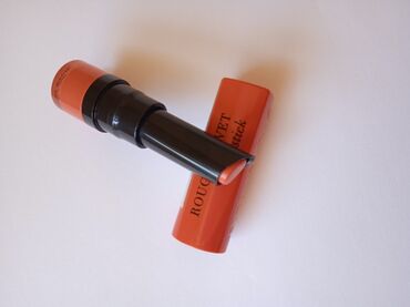 Šminka: Bourjois rouge velvet 06

Bourjois mat karmin, samo isproban — 7