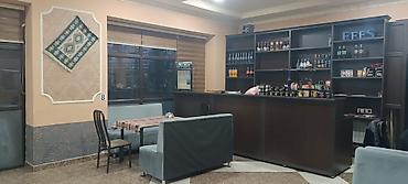 mebel skaflar: QALA Restoran – geniş və işıqlı zalı, rahat oturma qrupları və bar — 2