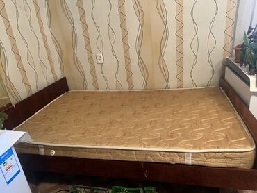 Двуспальные кровати: Двуспальная кровать с матрасом, имеющая деревянный каркас