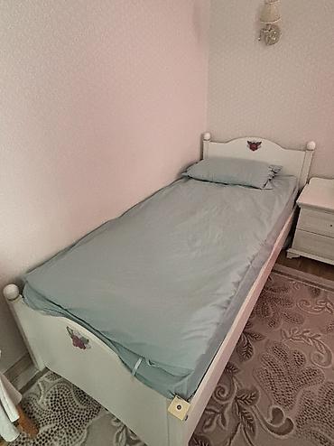 Односпальная кровать с изголовьем и изножьем в классическом стиле. -