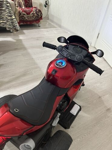 Uşaq üçün elektrik maşınları: Qırmızı rəngdə olan bu uşaq motosikleti balacalar üçün əyləncəli bir