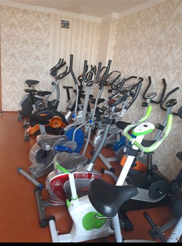 velo trenajor: Velotrenajor ela vəziyyətdə. Bir çox velotrenajor Xizək Veloxizekler