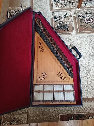kama: Qanun musiqi aləti (Sərt futlyarla birlikdə Ənənəvi simli-mizrablı — 1